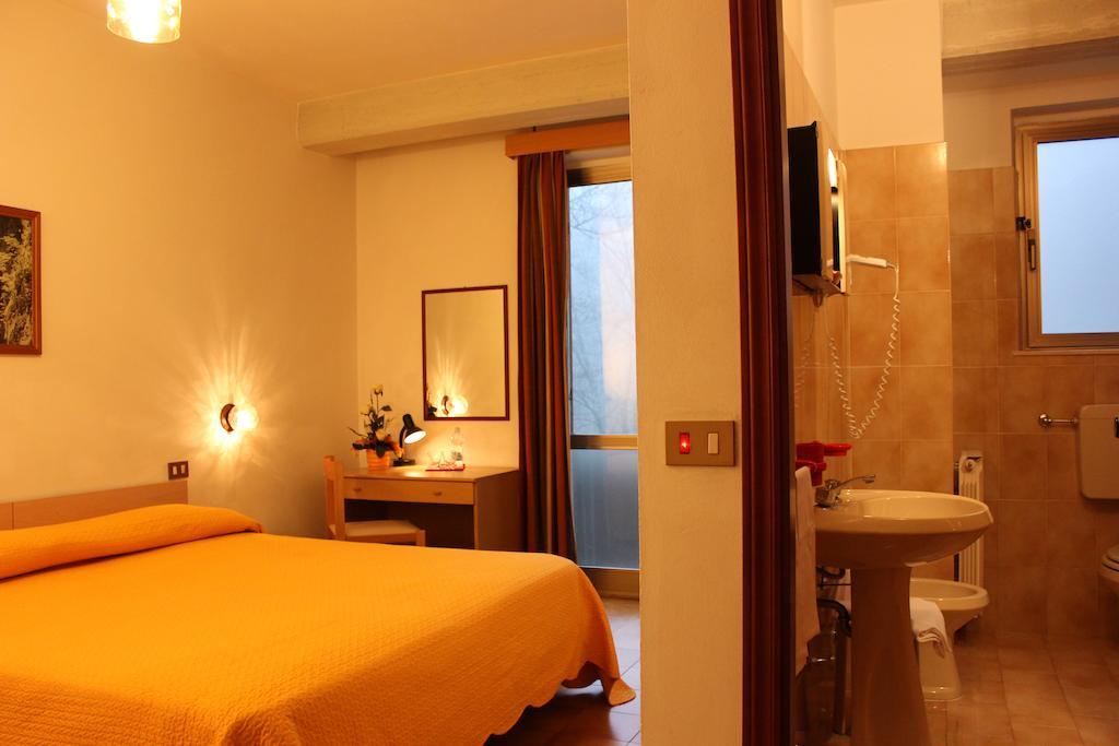 Albergo Ristorante Montecucco da Tobia Sigillo Habitación foto
