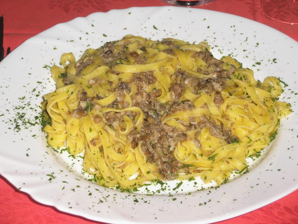 Albergo Ristorante Montecucco da Tobia Sigillo Exterior foto